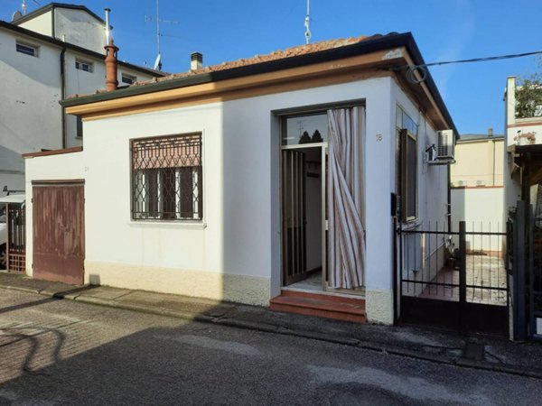casa indipendente in vendita a Ferrara