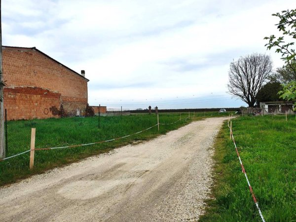 terreno edificabile in vendita a Ferrara in zona Aguscello
