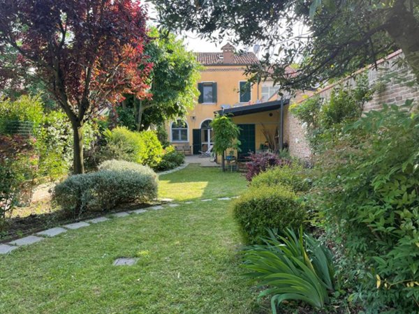casa indipendente in vendita a Ferrara in zona Centro Storico