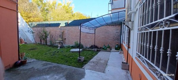 casa indipendente in vendita a Ferrara in zona Centro Storico