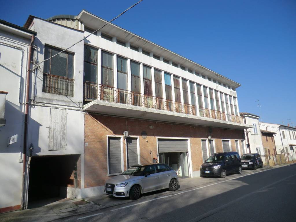locale commerciale in vendita a Ferrara in zona Boara