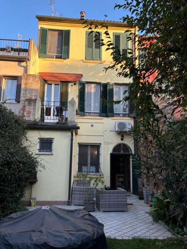 casa indipendente in vendita a Ferrara in zona Centro Storico
