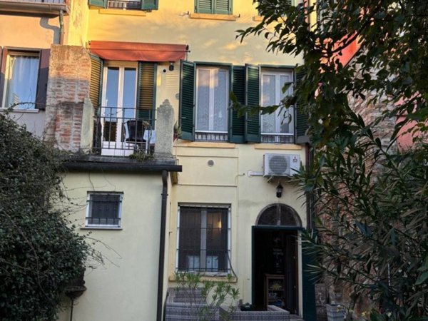 casa indipendente in vendita a Ferrara in zona Centro Storico