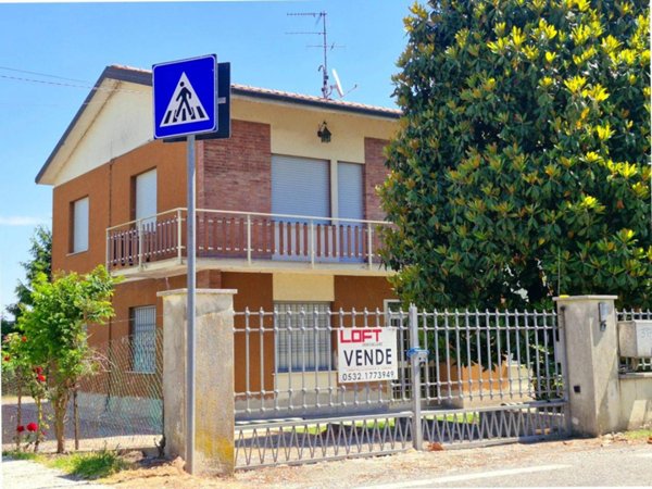 casa indipendente in vendita a Ferrara in zona Denore