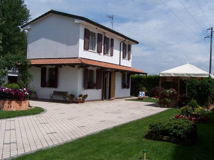 casa indipendente in vendita a Ferrara in zona Villanova