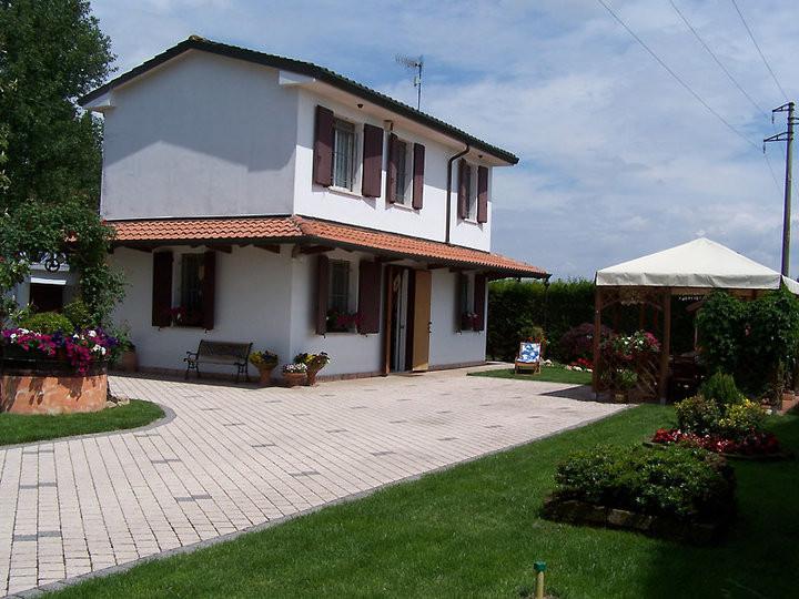 casa indipendente in vendita a Ferrara in zona Denore