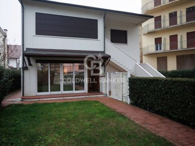 casa indipendente in vendita a Ferrara