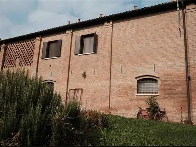 casa indipendente in vendita a Ferrara in zona Centro Storico