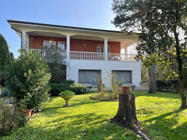 casa indipendente in vendita a Ferrara