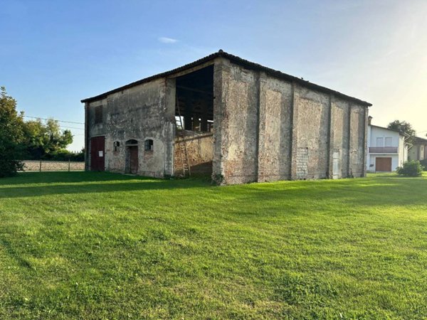 casa indipendente in vendita a Ferrara in zona Correggio
