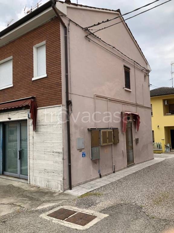 negozio in vendita a Ferrara in zona San Martino