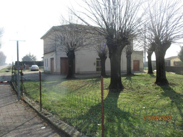 casa indipendente in vendita a Ferrara in zona Correggio