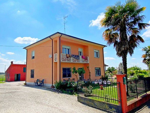 casa indipendente in vendita a Ferrara in zona Parasacco
