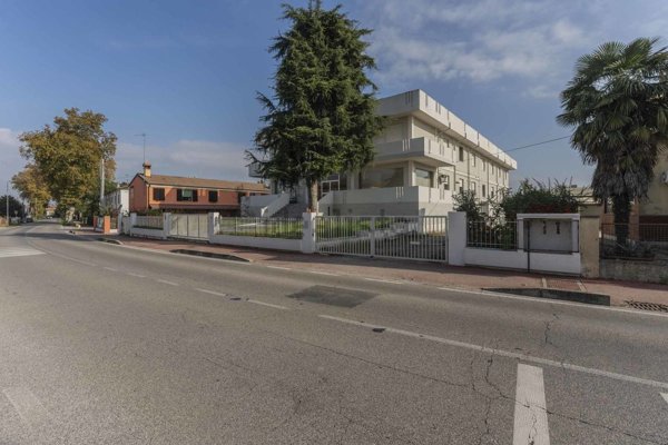 locale di sgombero in vendita a Ferrara in zona Centro Storico