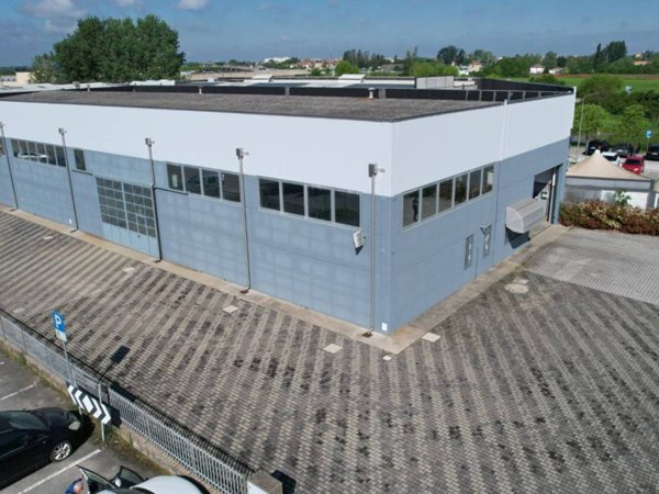 locale commerciale in vendita a Ferrara