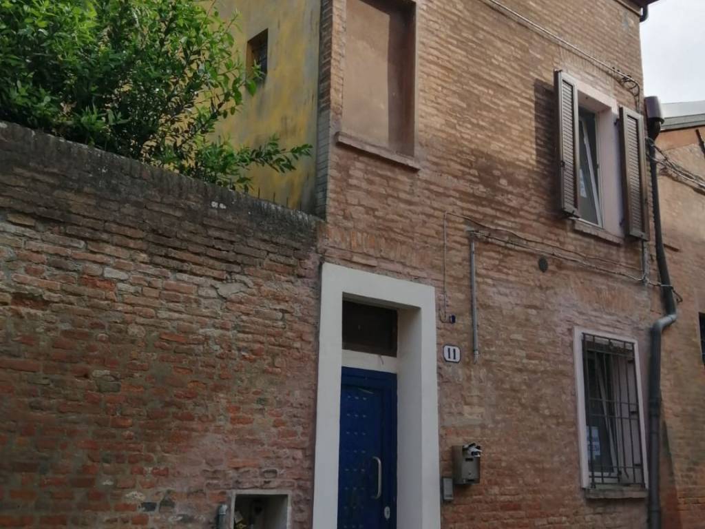 casa indipendente in vendita a Ferrara in zona Centro Storico