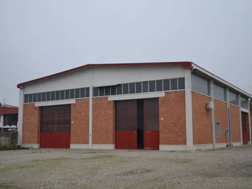 locale commerciale in vendita a Ferrara