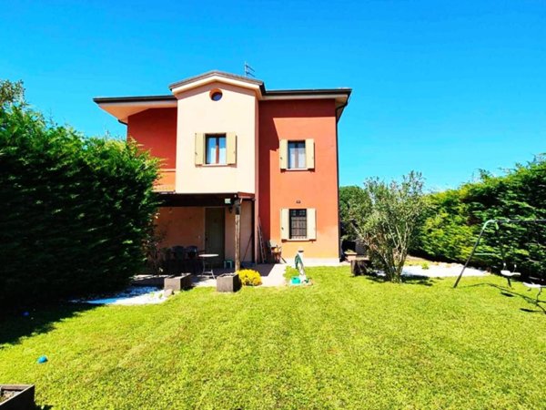 casa indipendente in vendita a Ferrara in zona Baura