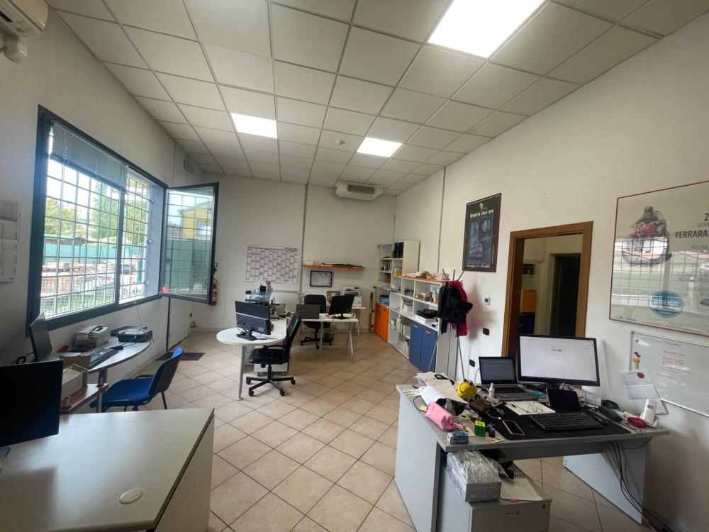 ufficio in vendita a Ferrara in zona Doro