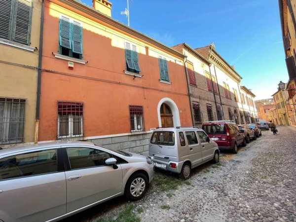 casa indipendente in vendita a Ferrara in zona Centro Storico