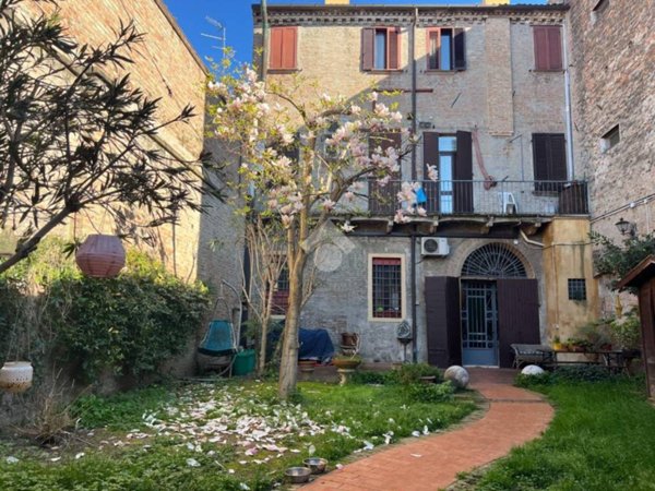 casa indipendente in vendita a Ferrara