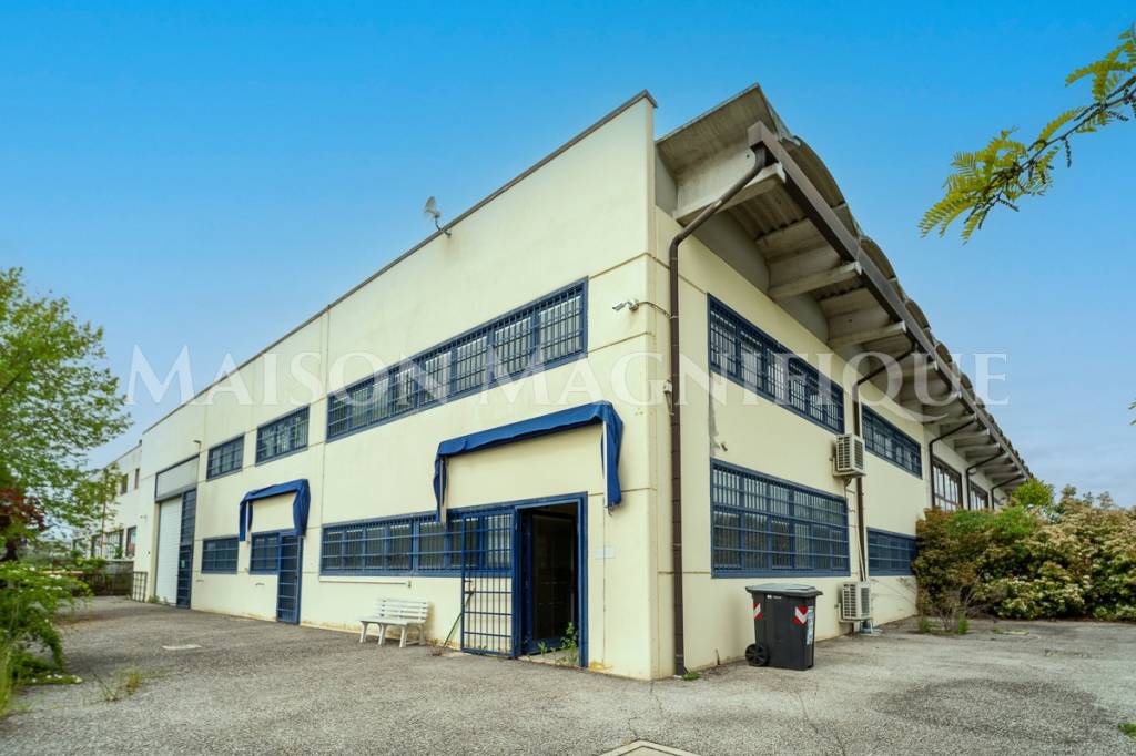 locale commerciale in vendita a Ferrara