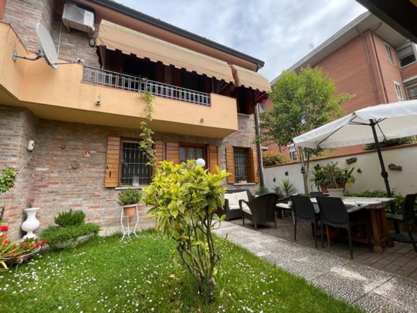 casa indipendente in vendita a Ferrara