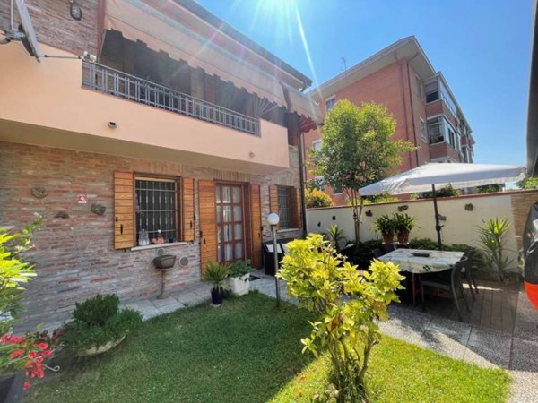 casa indipendente in vendita a Ferrara