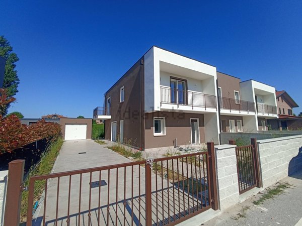 casa indipendente in vendita a Ferrara