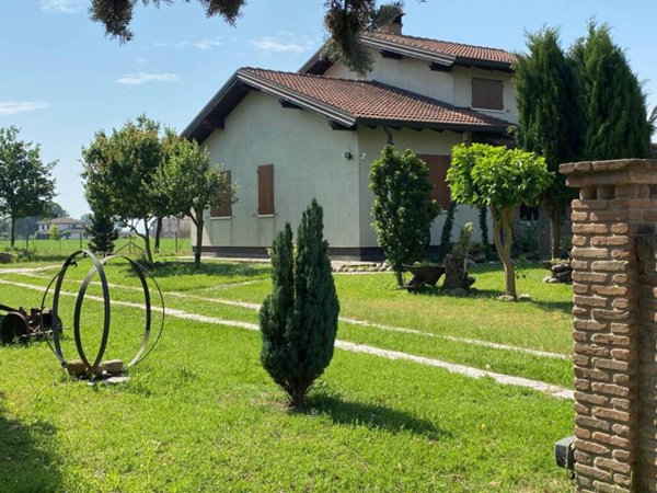 casa indipendente in vendita a Ferrara in zona Denore