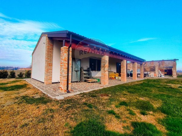 casa indipendente in vendita a Ferrara in zona Baura