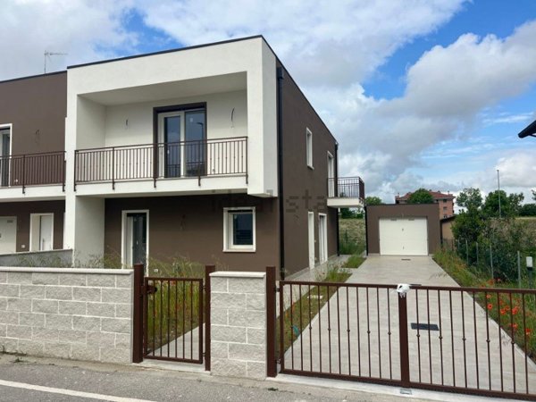 casa indipendente in vendita a Ferrara