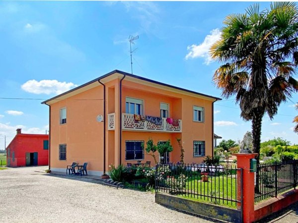 casa indipendente in vendita a Ferrara in zona Denore