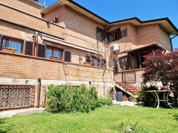 casa indipendente in vendita a Ferrara