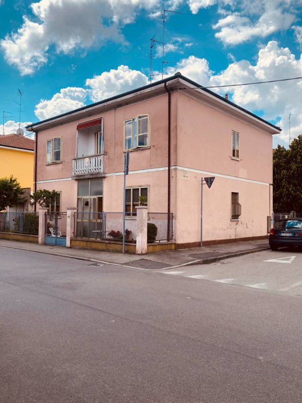 casa indipendente in vendita a Ferrara