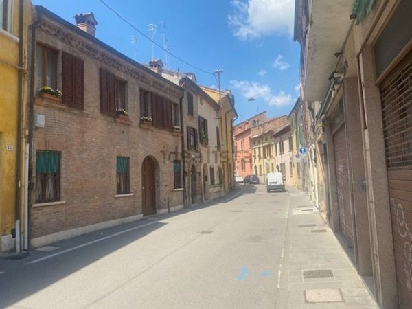 casa indipendente in vendita a Ferrara in zona Centro Storico