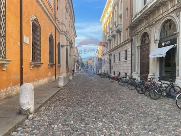 intera palazzina in vendita a Ferrara in zona Centro Storico