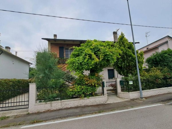 casa indipendente in vendita a Ferrara in zona Baura