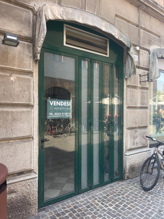 negozio in vendita a Ferrara in zona Centro Storico