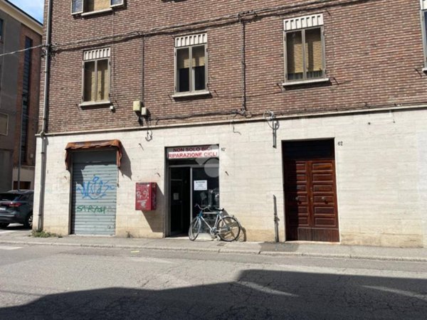 negozio in vendita a Ferrara in zona Arianuova