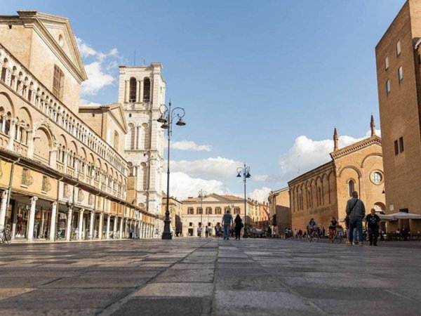 negozio in vendita a Ferrara in zona Centro Storico