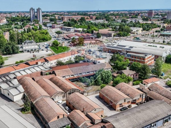 locale commerciale in vendita a Ferrara