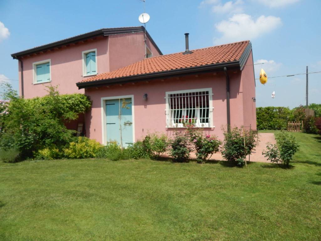 casa indipendente in vendita a Ferrara in zona Aguscello