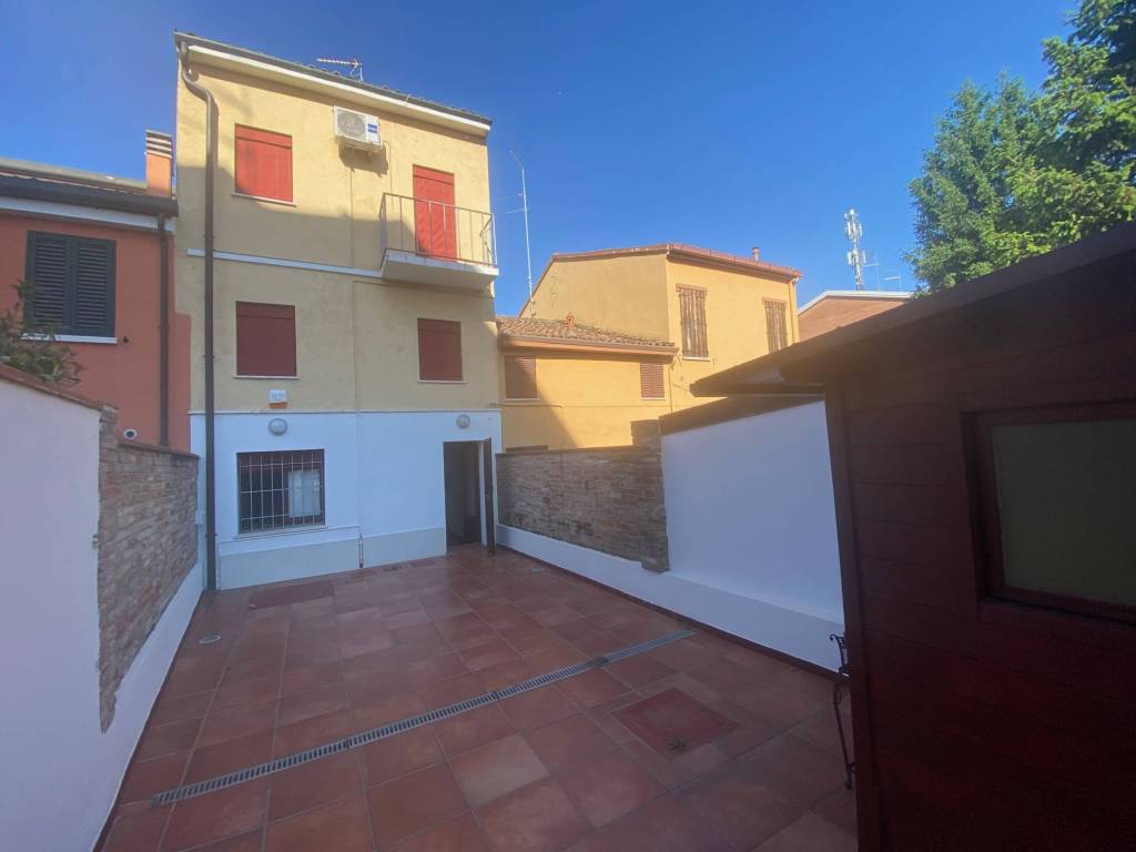 casa indipendente in vendita a Ferrara