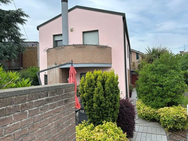 casa indipendente in vendita a Ferrara in zona Doro
