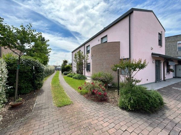 casa indipendente in vendita a Ferrara in zona Doro