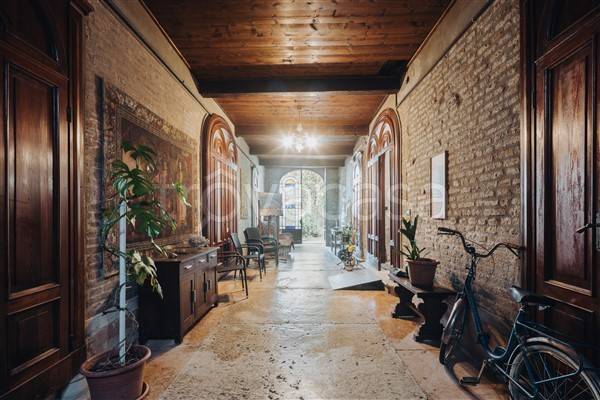 casa indipendente in vendita a Ferrara in zona Centro Storico