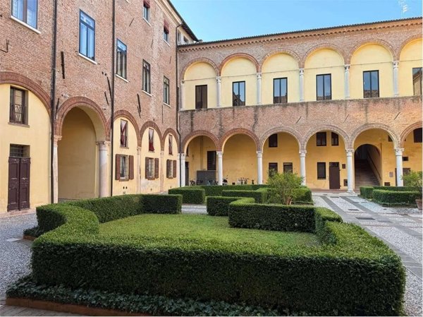 appartamento in vendita a Ferrara in zona Centro Storico