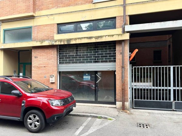 negozio in vendita a Ferrara in zona Arianuova