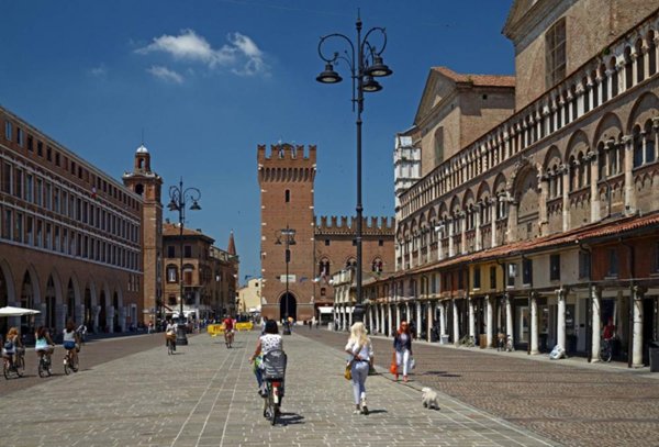 negozio in vendita a Ferrara in zona Centro Storico